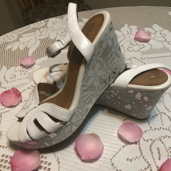 Clarks Artisan White Wedge Sandals, size 10 - Picture 1 of 14